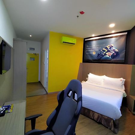 Hype Motorsport Hotel Нилай Екстериор снимка