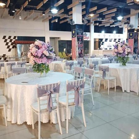 Hype Motorsport Hotel Нилай Екстериор снимка