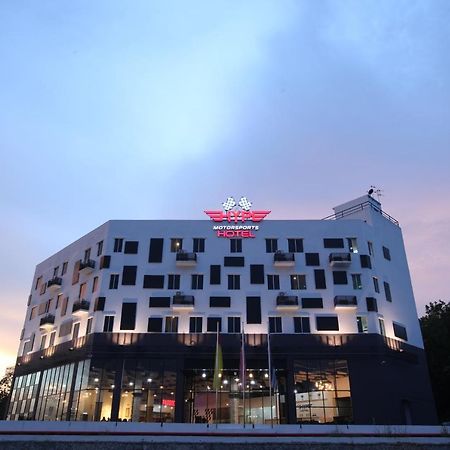 Hype Motorsport Hotel Нилай Екстериор снимка