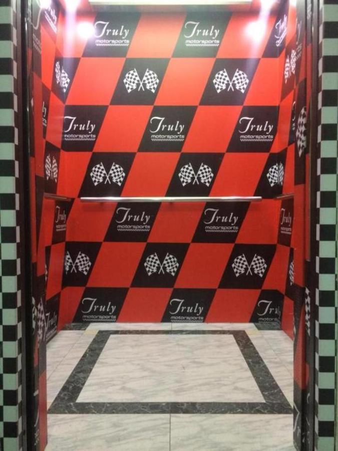 Hype Motorsport Hotel Нилай Екстериор снимка