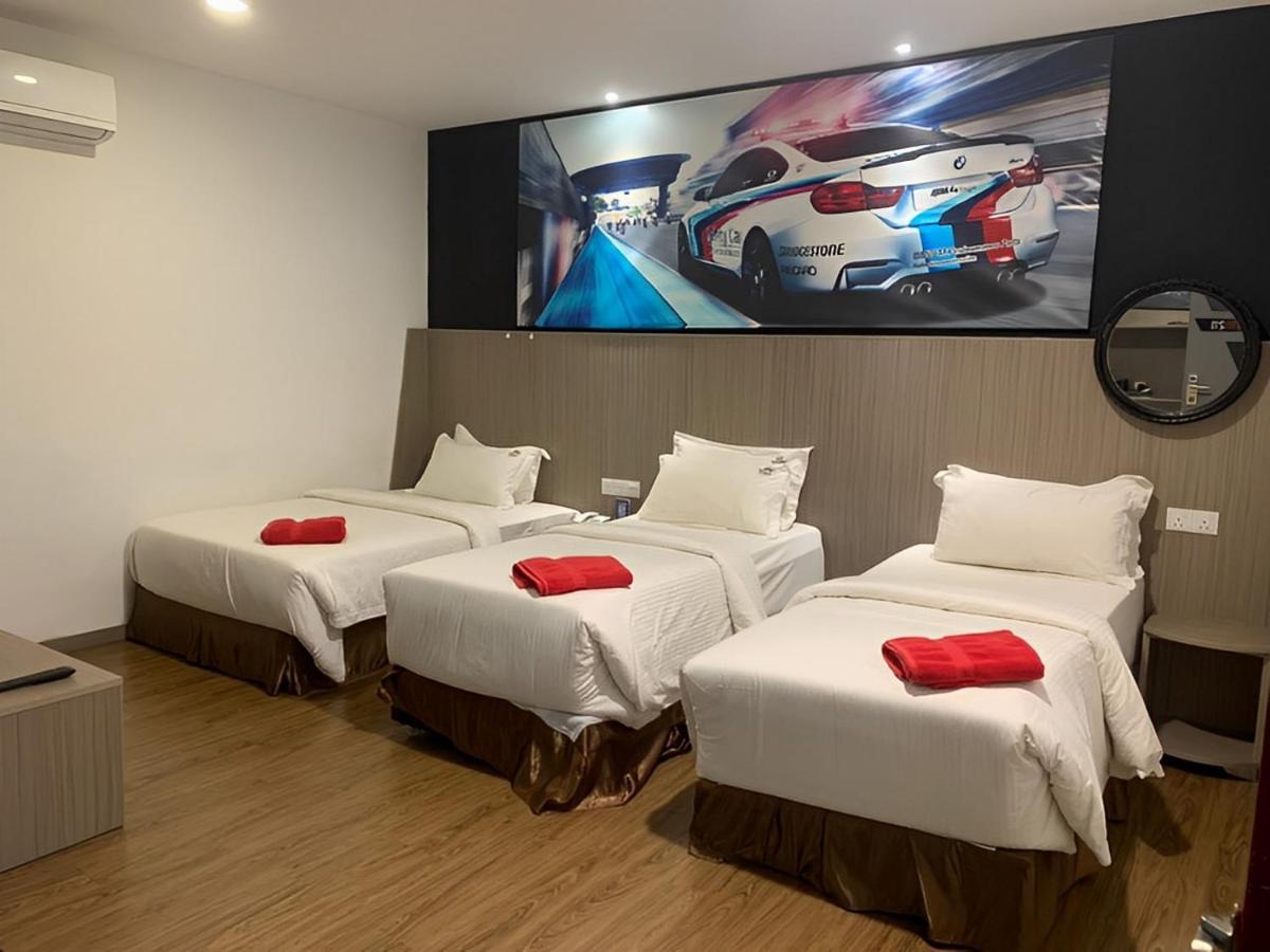 Hype Motorsport Hotel Нилай Екстериор снимка