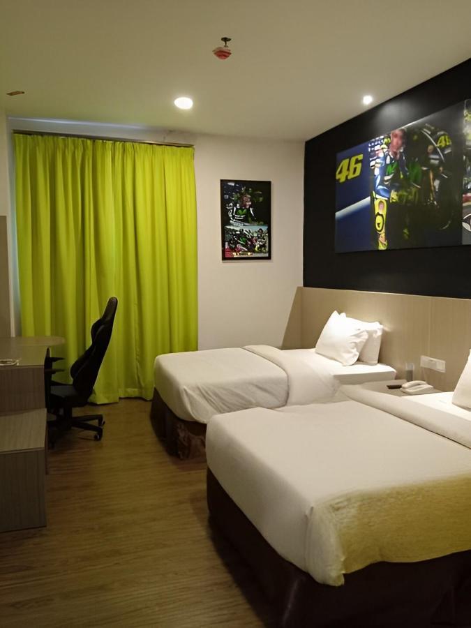 Hype Motorsport Hotel Нилай Екстериор снимка