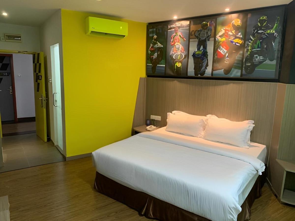 Hype Motorsport Hotel Нилай Екстериор снимка
