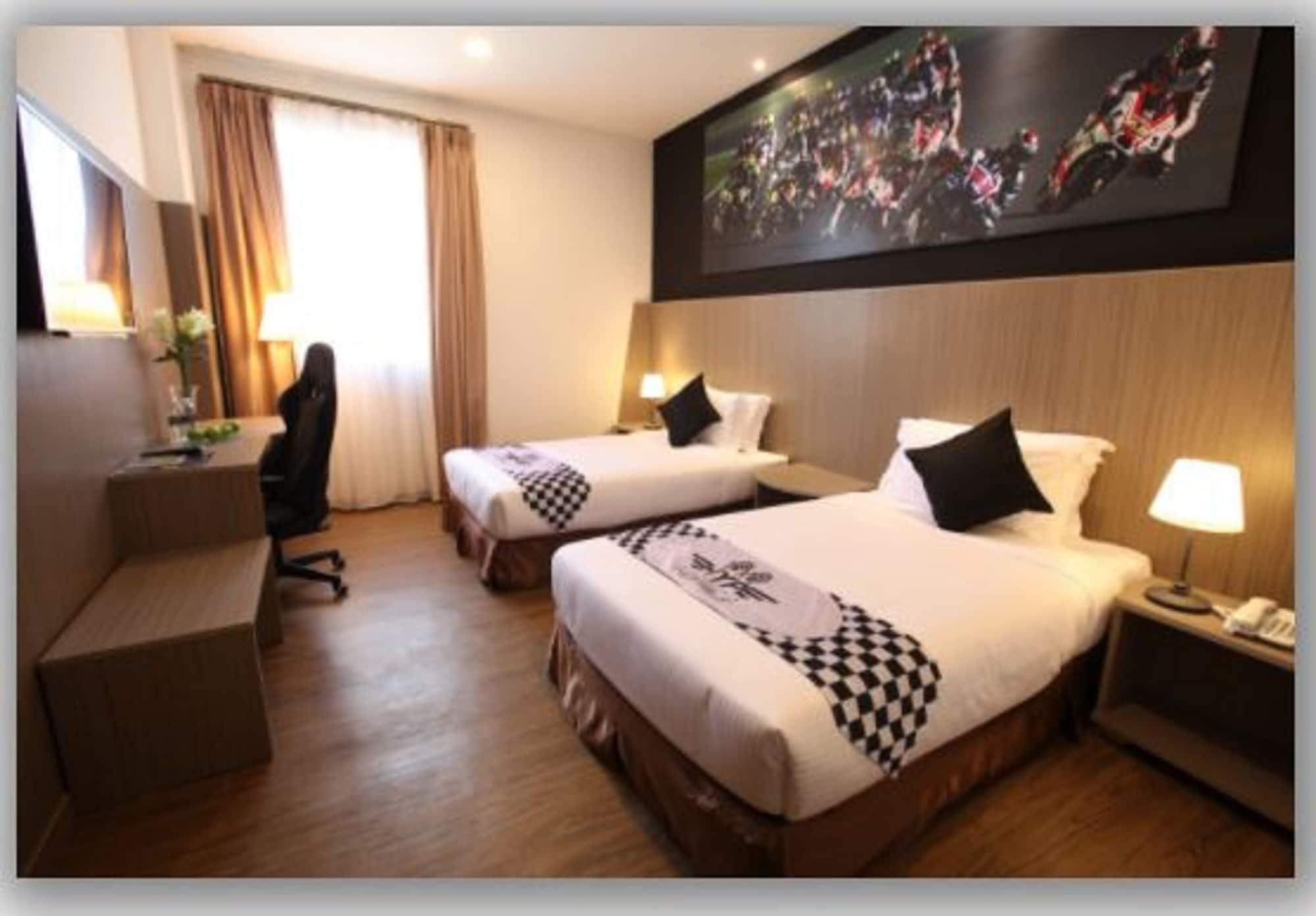 Hype Motorsport Hotel Нилай Екстериор снимка
