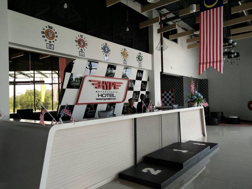 Hype Motorsport Hotel Нилай Екстериор снимка