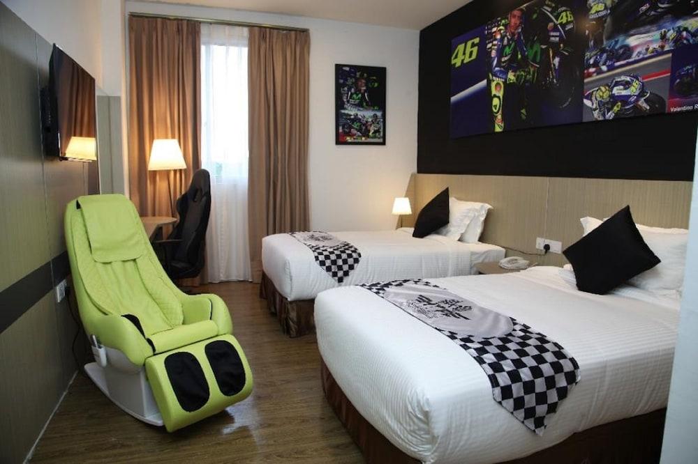Hype Motorsport Hotel Нилай Екстериор снимка