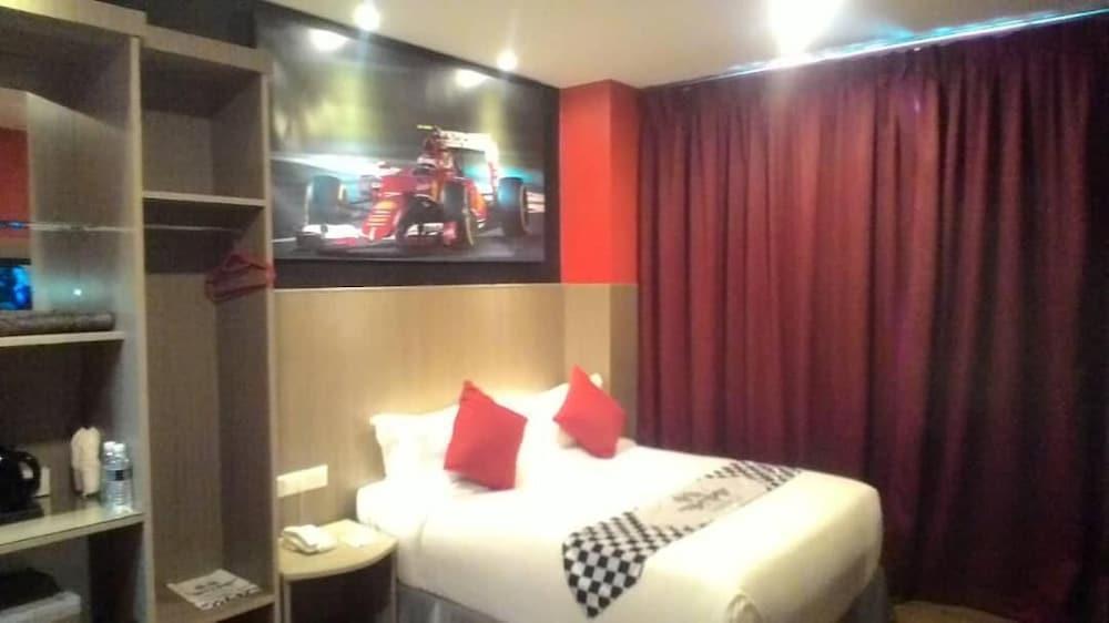 Hype Motorsport Hotel Нилай Екстериор снимка