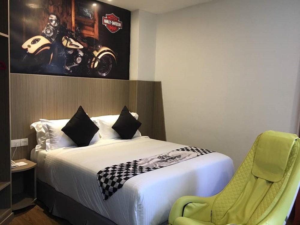 Hype Motorsport Hotel Нилай Екстериор снимка