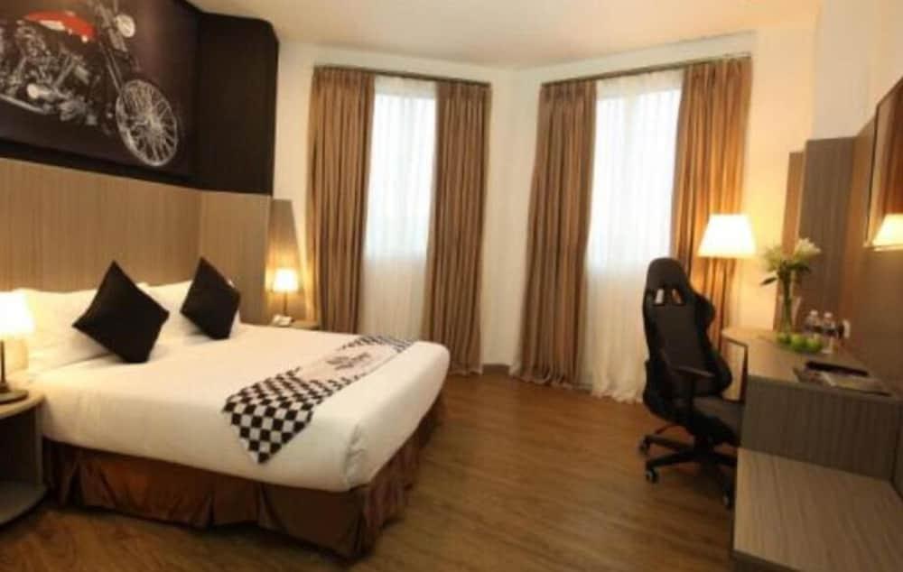 Hype Motorsport Hotel Нилай Екстериор снимка
