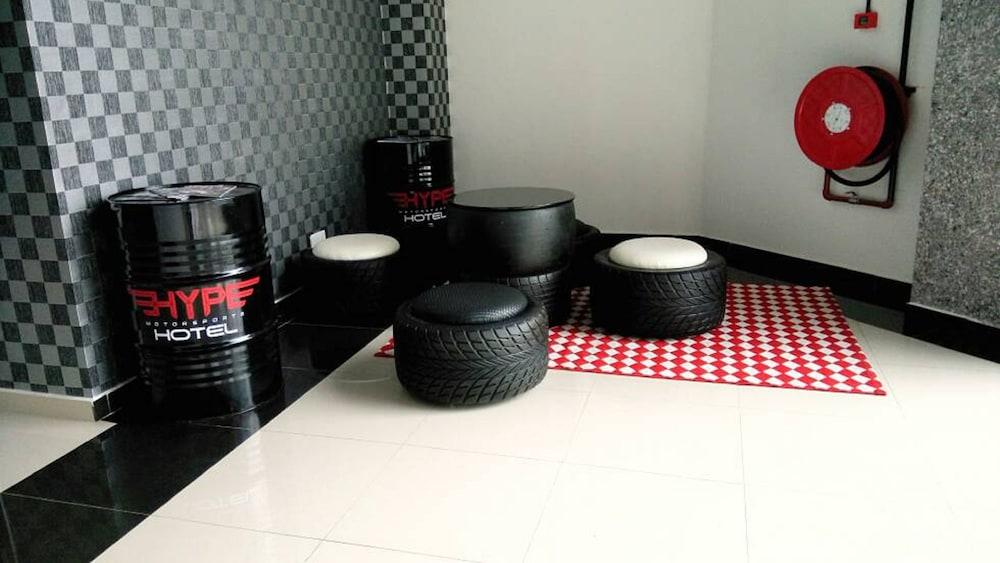 Hype Motorsport Hotel Нилай Екстериор снимка