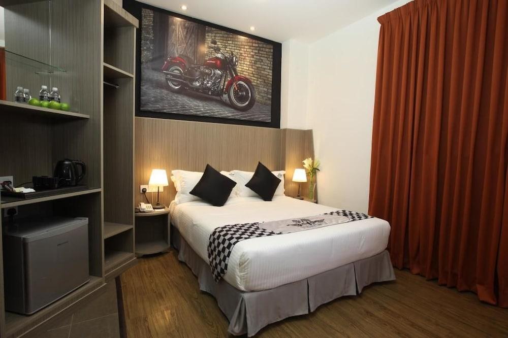 Hype Motorsport Hotel Нилай Екстериор снимка