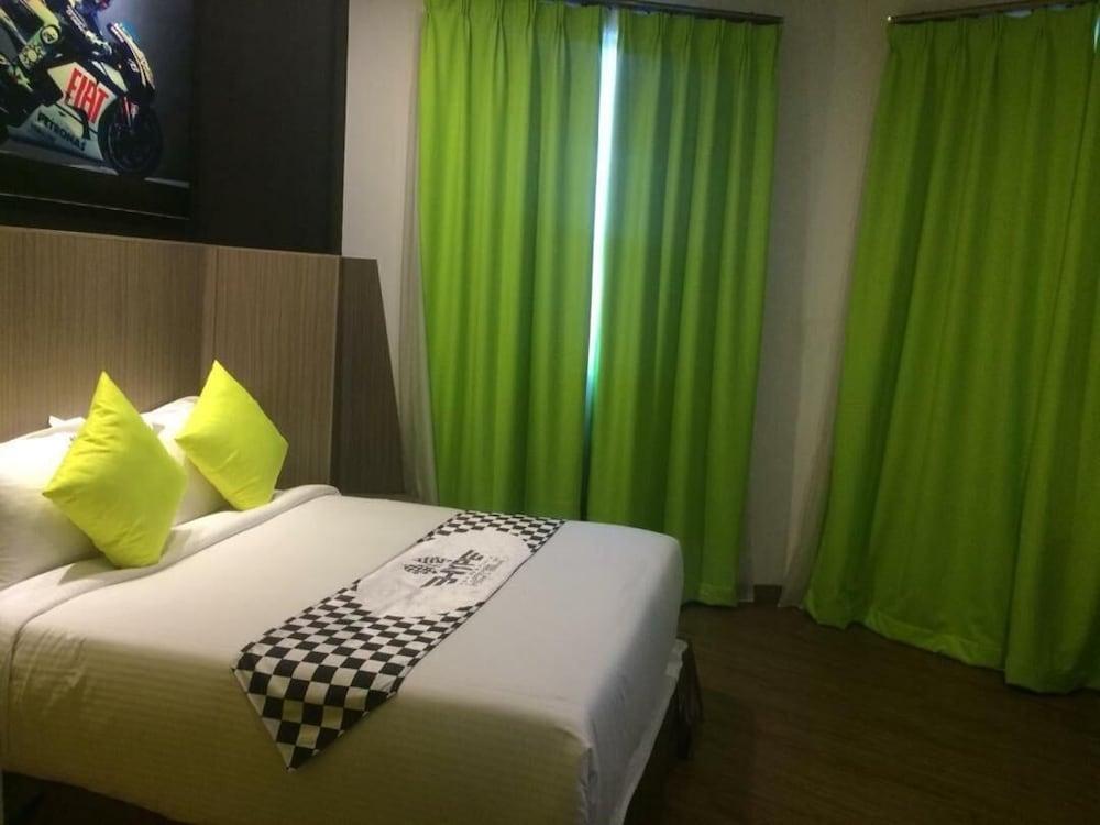 Hype Motorsport Hotel Нилай Екстериор снимка
