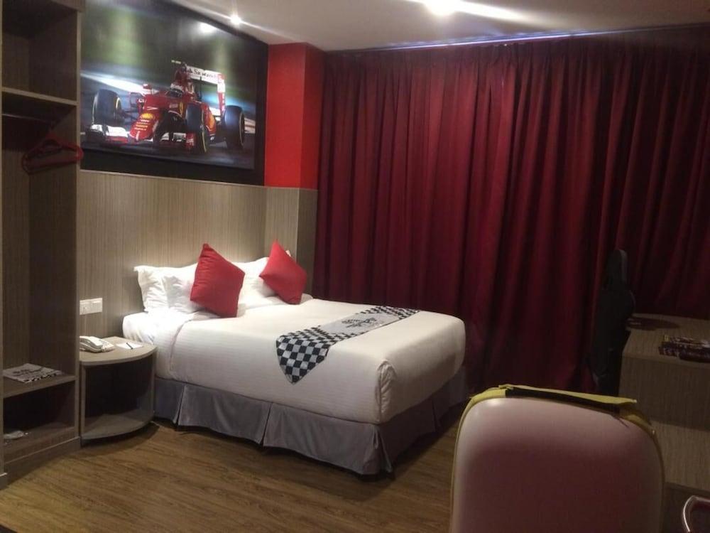 Hype Motorsport Hotel Нилай Екстериор снимка