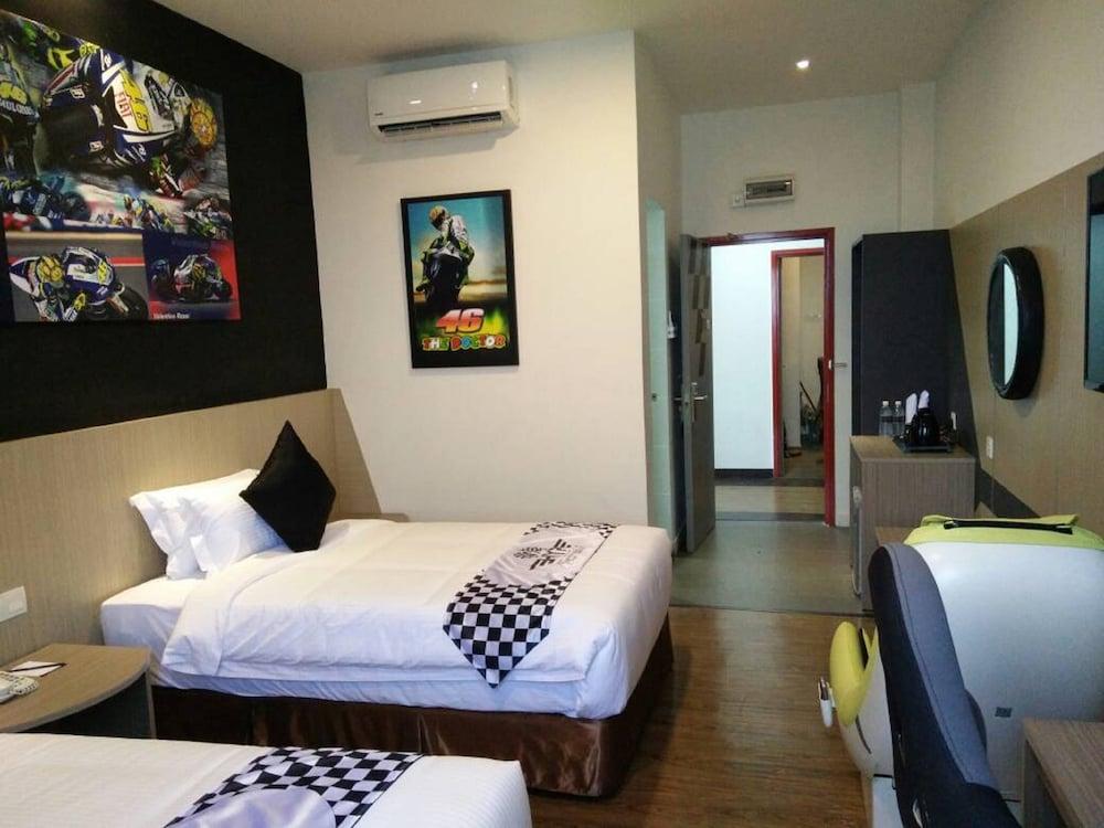 Hype Motorsport Hotel Нилай Екстериор снимка