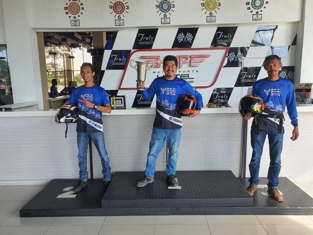 Hype Motorsport Hotel Нилай Екстериор снимка