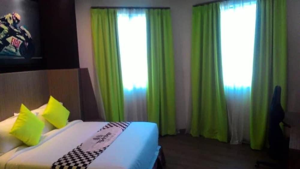 Hype Motorsport Hotel Нилай Екстериор снимка