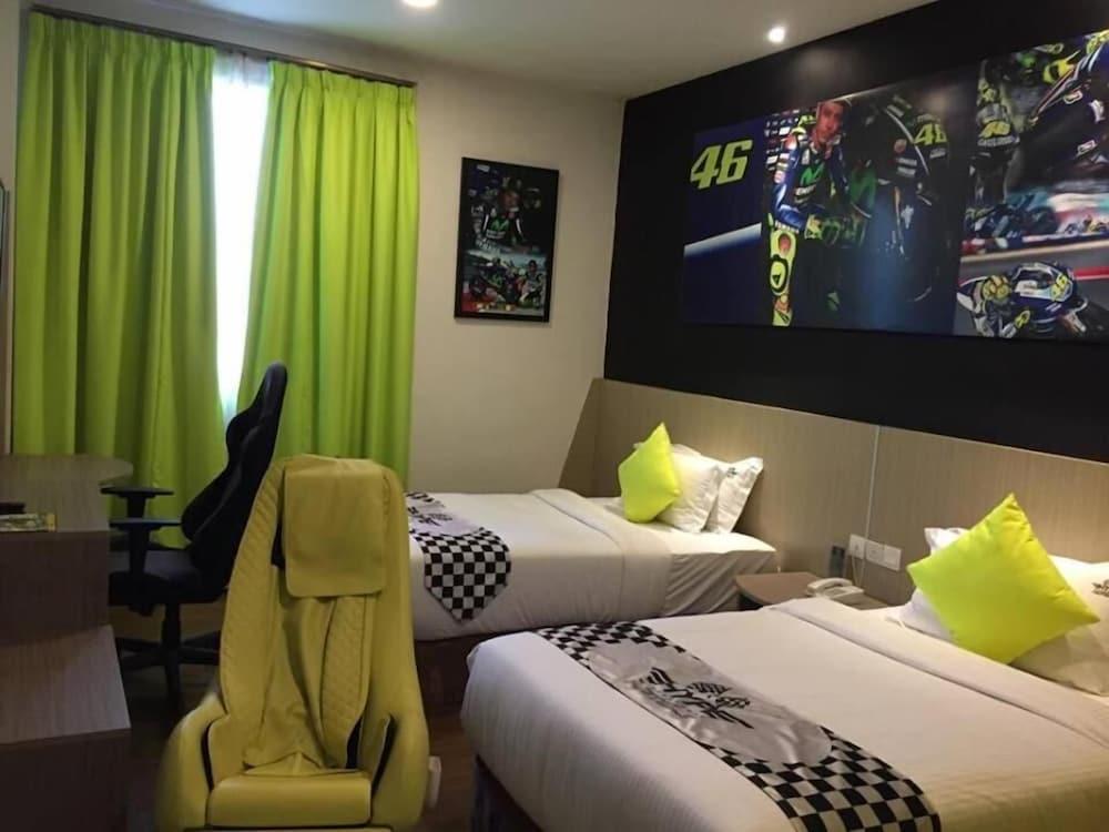 Hype Motorsport Hotel Нилай Екстериор снимка