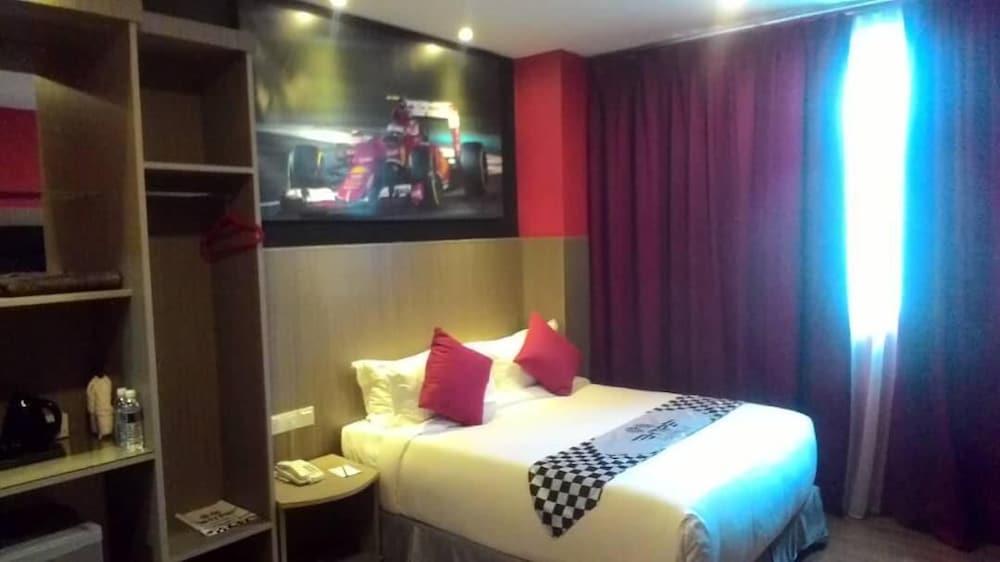 Hype Motorsport Hotel Нилай Екстериор снимка