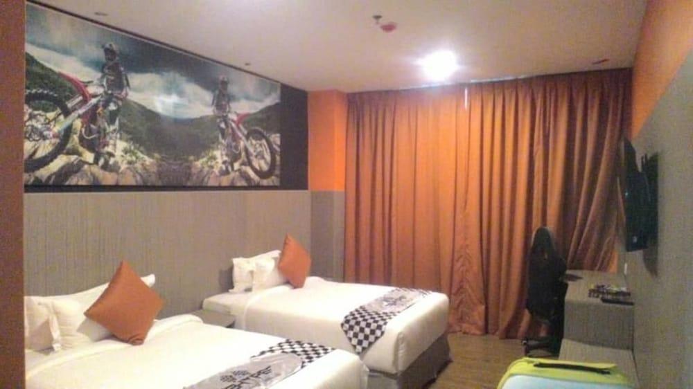 Hype Motorsport Hotel Нилай Екстериор снимка