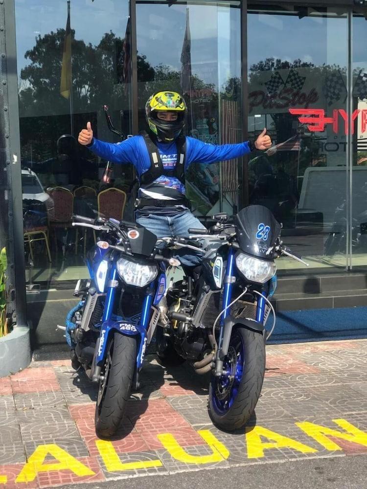 Hype Motorsport Hotel Нилай Екстериор снимка