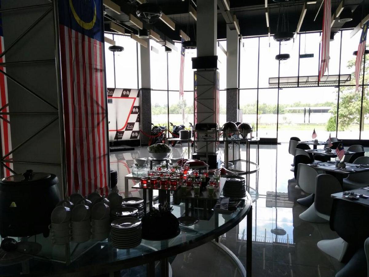 Hype Motorsport Hotel Нилай Екстериор снимка