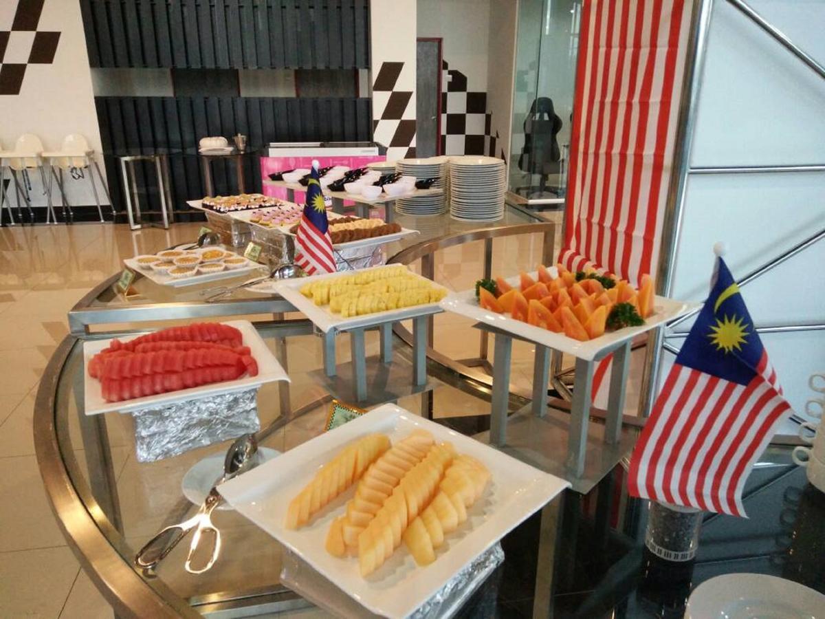 Hype Motorsport Hotel Нилай Екстериор снимка
